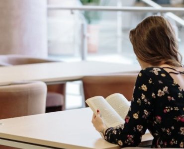 Zaoczne czy dzienne? Jak wybrać tryb studiów dopasowany do pracy, budżetu i ambicji