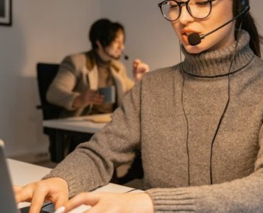 Obsługa klienta na medal bez sali szkoleniowej: sprawdzone kursy online, które naprawdę działają