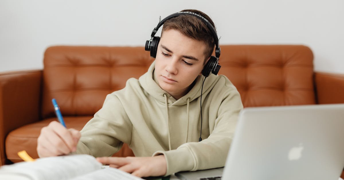 Zaloguj się na przyszłość: blaski i cienie studiowania online