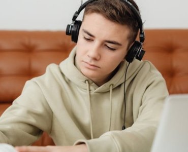 Zaloguj się na przyszłość: blaski i cienie studiowania online