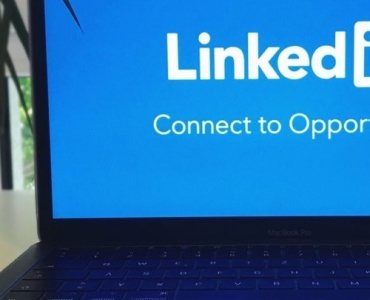 Profil LinkedIn, który przyciąga: jak dopracować każdy element, by rekruter odezwał się pierwszy