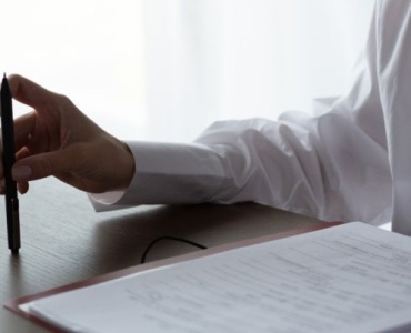 Zlecenie czy dzieło? Jak mądrze wybrać — różnice, koszty i pułapki w pigułce