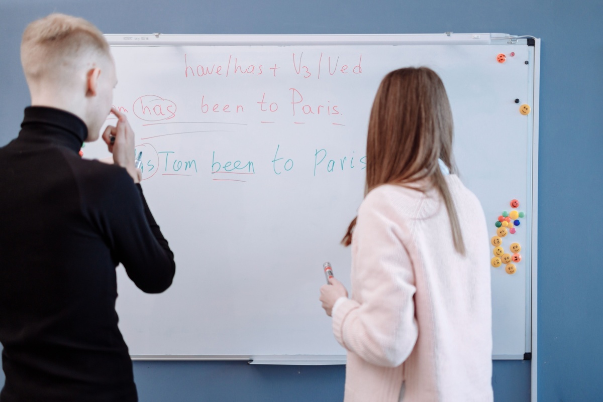 Kurs czy obóz? Gdzie najlepiej uczyć się języków obcych?