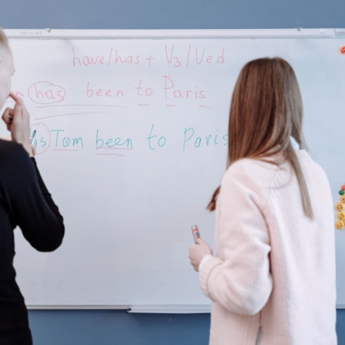 Kurs czy obóz? Gdzie najlepiej uczyć się języków obcych?